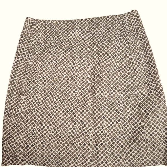 Ann Taylor Loft, Misses' Size 4, Giraffe Print Knee length skirt. - Picture 5 of 8